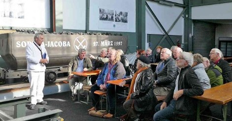 Fördervereins-Vorsitzender Detlef Stab erläuterte in der Schachthalle die Funktion der Kohleförderung bei Sophia-Jacoba